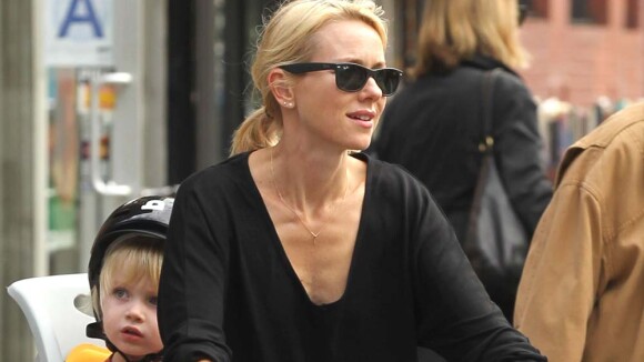 Naomi Watts et Liev Schreiber : Tendre balade à vélo avec leurs deux fils