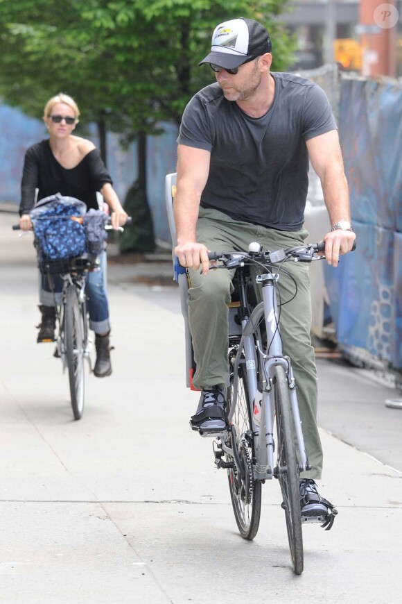 Naomi Watts et Liev Schreiber à vélo avec leurs fils Alexander et Samuel, New York, le 4 mai 2012.