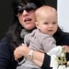Selma Blair et son fils Arthur, 10 mois, le 3 mai 2012 à Los Angeles.