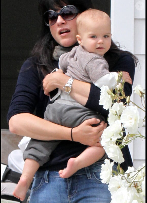 Selma Blair et son fils Arthur, 10 mois, le 3 mai 2012 à Los Angeles.