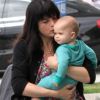 Un petit moment complice entre Selma Blair et son fils Arthur, le 4 mai 2012 à Los Angeles.