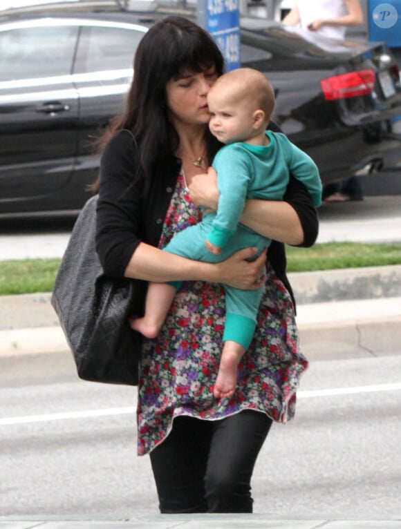Un petit moment complice entre Selma Blair et son fils Arthur, le 4 mai 2012 à Los Angeles.