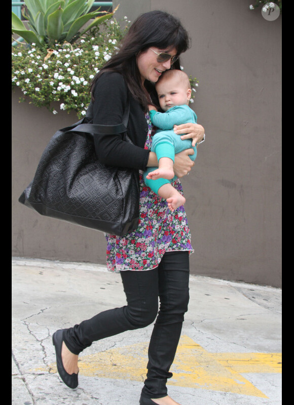 L'amusante Selma Blair et son fils Arthur, le 4 mai 2012 à Los Angeles.