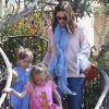 Jennifer Garner sort de chez elle entourée de ses deux filles Violet et Seraphina. L'actrice les emmène à leur cours de danse. 5 mai 2012