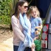 Jennifer Garner sort de chez elle entourée de ses deux filles Violet et Seraphina. L'actrice les emmène à leur cours de danse. 5 mai 2012