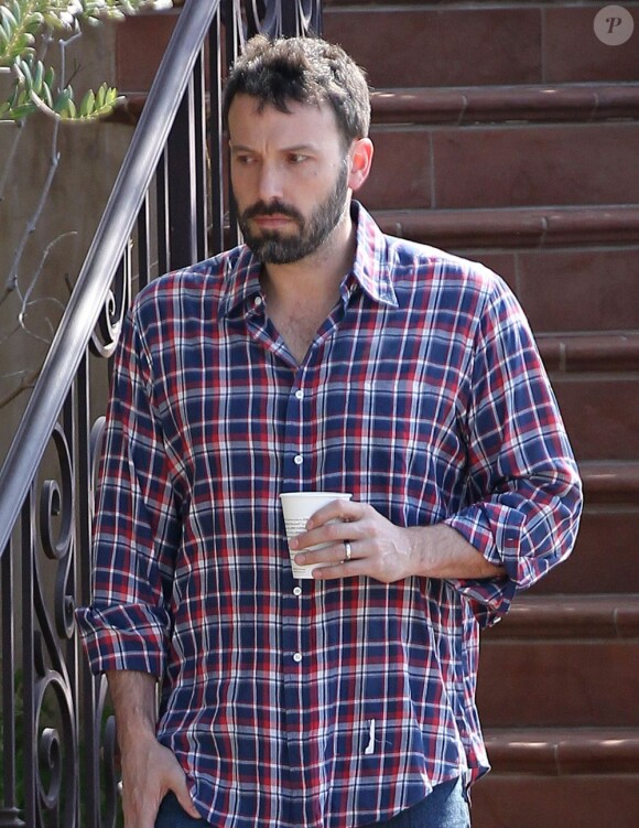 Ben Affleck sort de chez des amis, dans le quartier de Pacific Palisades, à Los Angeles. 5 mai 2012
