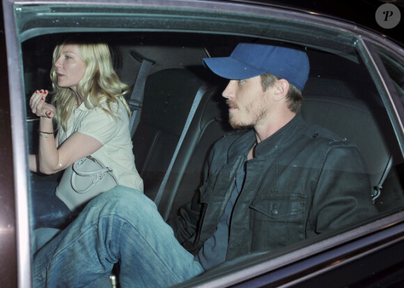 Kirsten Dunst et Garrett Hedlund à l'aéroport de New York, le 6 mai 2012.