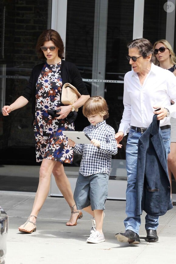 Linda Evangelista, son fils Augustin et son boyfriend Peter Morton, le dimanche 6 mai 2012.