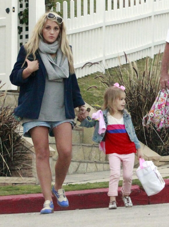 Jamie Lynn Spears et sa fille Maddie, à Los Angeles, le 5 mai 2012.