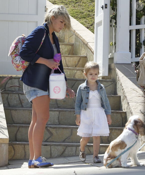 Jamie Lynn Spears et sa fille Maddie, à Los Angeles, le 5 mai 2012.