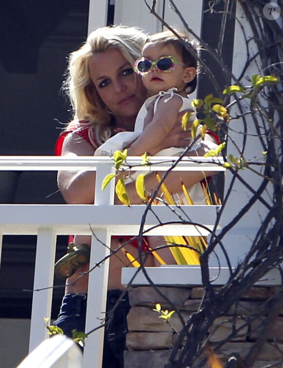 Britney Spears avec un enfant de la famille Spears, à Los Angeles, le 5 mai 2012.