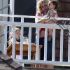 Britney Spears avec un enfant de la famille Spears, à Los Angeles, le 5 mai 2012.