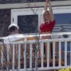 Britney Spears profite du soleil sur une terrasse, en famille, à Los Angeles, le 5 mai 2012.