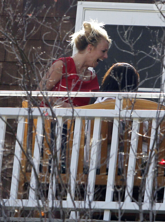 Britney Spears profite du soleil sur une terrasse, en famille, à Los Angeles, le 5 mai 2012.