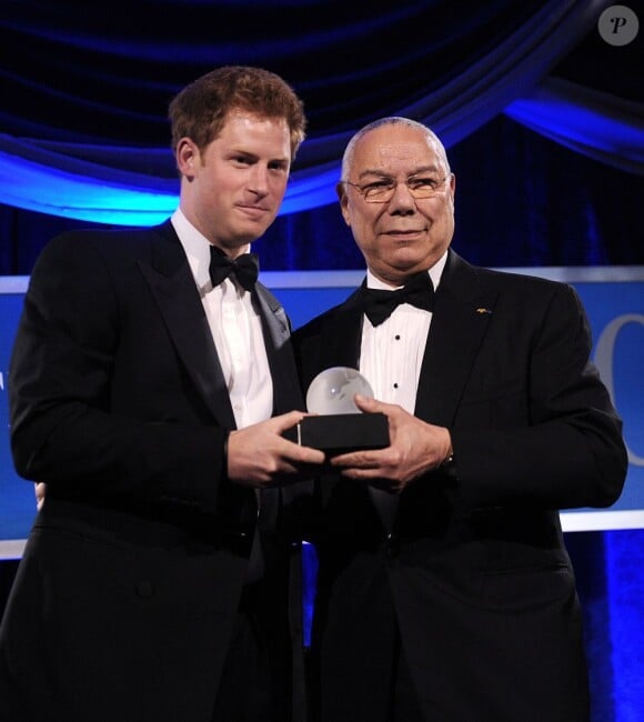 Aux côtés de Colin Powell, Le prince Harry récompensé à Washington par Atlantic Council pour son travail humanitaire, le 7 mai 2012.