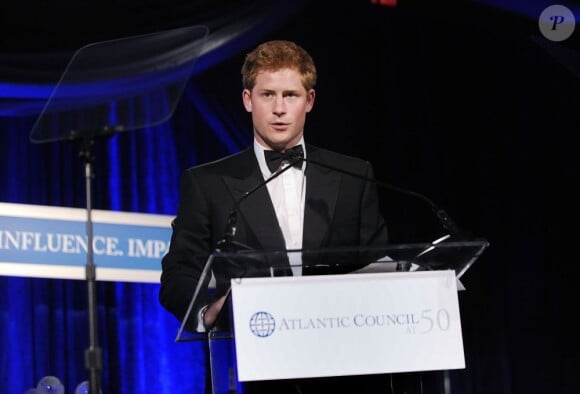 Le prince Harry récompensé à Washington par Atlantic Council pour son travail humanitaire, le 7 mai 2012.