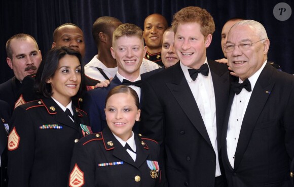 Le prince Harry prend la pose à Washington où il été récompensé par Atlantic Council pour son travail humanitaire, le 7 mai 2012.