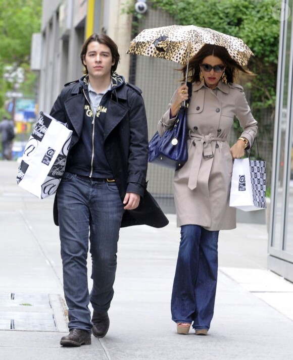 Sofia Vergara et son fils à New York le 8 mai 2012