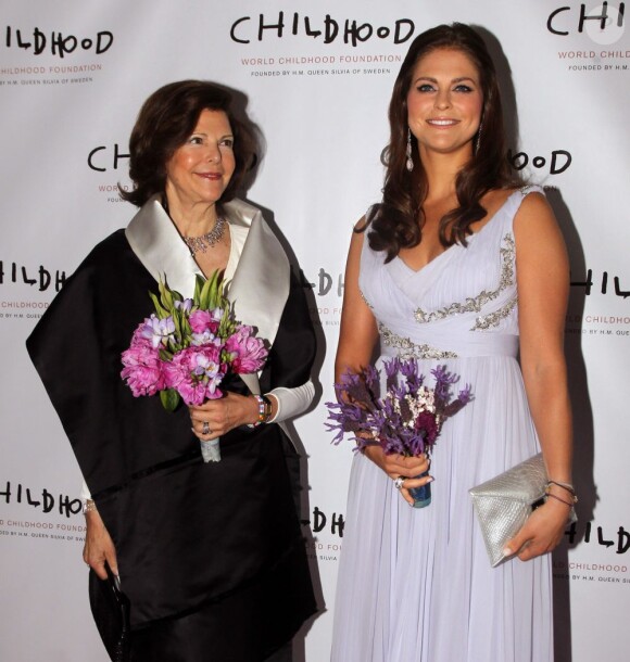 La reine Silvia de Suède et sa fille la princesse Madeleine réunies pour le gala de la World Childhood Foundation, le 8 mai 2012 au Gotham Hall de New York.