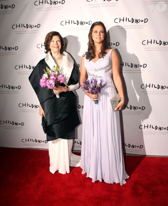 La reine Silvia de Suède et sa fille la princesse Madeleine réunies pour le gala de la World Childhood Foundation, le 8 mai 2012 au Gotham Hall de New York.
