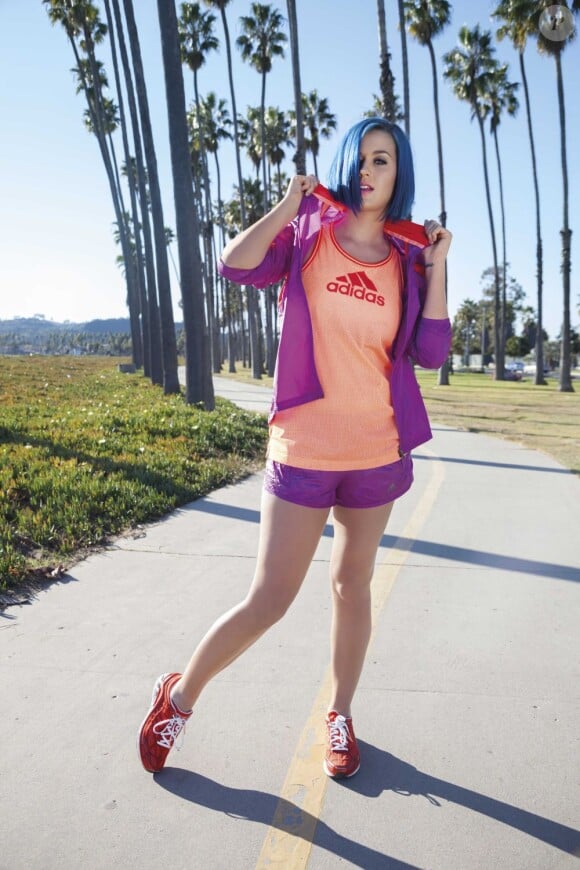 Katy Perry sous le soleil de Los Angeles, revêt sa tenue Adidas avec style.