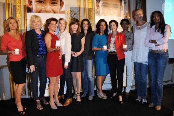 Photo de groupe des journalistes présents lors de la conférence de presse pour le lancement de la troisième édition de La flamme Marie Claire, à Paris, le 10 mai 2012
