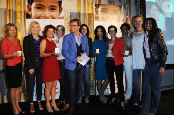 Photo de groupe des journalistes présents lors de la conférence de presse pour le lancement de la troisième édition de La flamme Marie Claire, à Paris, le 10 mai 2012