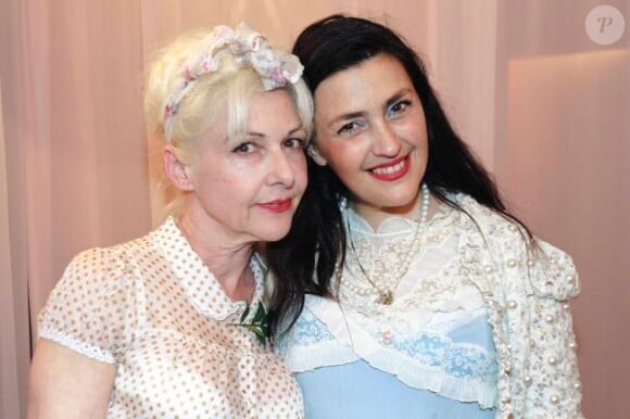 Fifi Chachnil et Rona Hartner lors de la soirée d'ouverture de la nouvelle boutique Fifi Chachnil à Paris le 10 mai 2012
