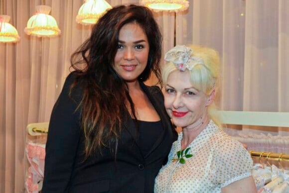 Lola Dewaere aux côtés de Fifi Chachnil lors de la soirée d'ouverture de la nouvelle boutique Fifi Chachnil à Paris le 10 mai 2012