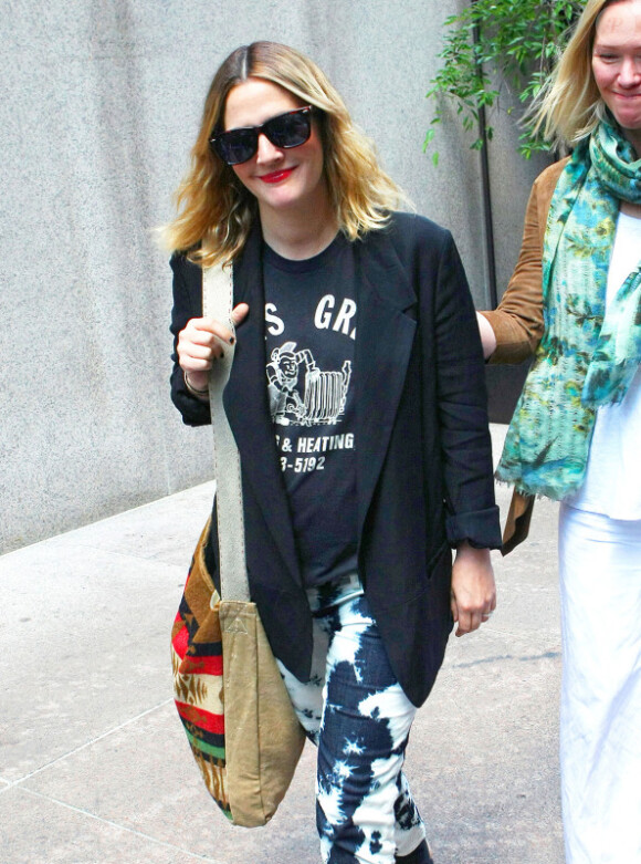 Drew Barrymore, une future mariée enceinte et très lookée, dans les rues de New York le 11 mai 2012