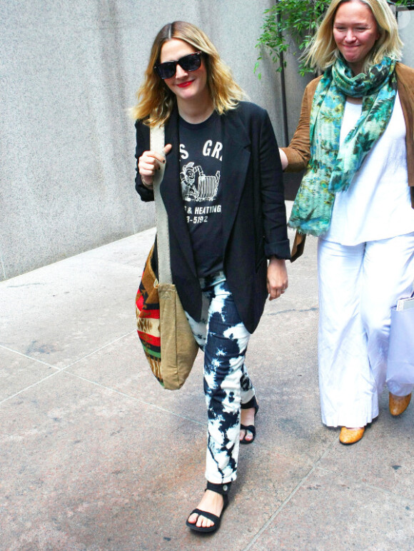Drew Barrymore, une future mariée enceinte, dans les rues de New York le 11 mai 2012