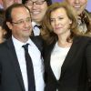 François Hollande pose avec sa compagne Valérie Trierweiler, à la Bastille le soir de son élection, le 6 mai 2012.