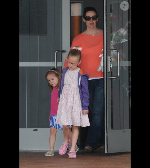 Violet fait la tête aux côtés de Seraphina et de leur maman Jennifer Garner au Redondo Beach Performing Art Center à Los Angeles le 13 mai 2012