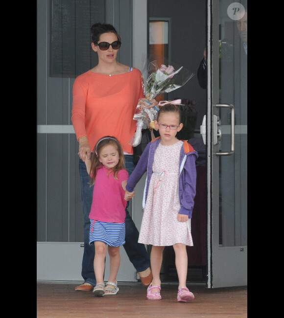 Jennifer Garner, un bouquet de fleurs à la main, et ses filles Violet et Seraphina au Redondo Beach Performing Art Center à Los Angeles le 13 mai 2012