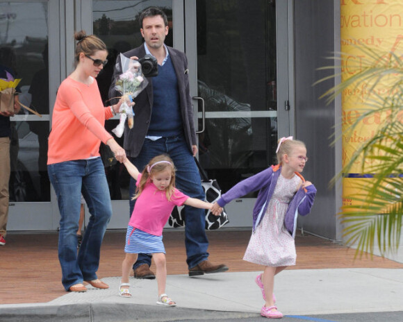 Ben Affleck et son épouse Jennifer Garner récupèrent leurs filles Violet et Seraphina au Redondo Beach Performing Art Center à Los Angeles le 13 mai 2012