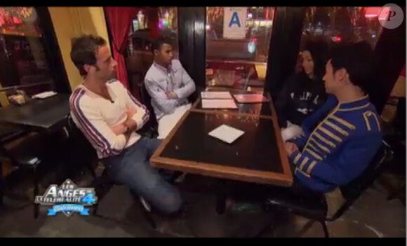 Bruno, Nabila et Mohamed discutent avec Fabrice dans Les Anges de la télé-réalité 4 le mercredi 16 mai 2012 sur NRJ 12
