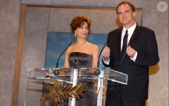 Laura Morante, maîtresse de cérémonie, et Quentin Tarantino lors du festival de Cannes 2004