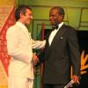 Vincent Cassel, maître de cérémonie, et Sidney Poitier lors du festival de Cannes 2006