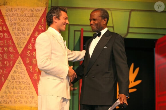 Vincent Cassel, maître de cérémonie, et Sidney Poitier lors du festival de Cannes 2006