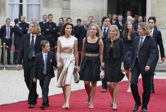 Cécilia Attias, ses filles, son fils Louis, dont le papa est Nicolas Sarkozy, et les fils aînés de ce dernier lors de la passation de pouvoir entre Jacques Chirac et Nicolas Sarkozy, à Paris, le 16 mai 2007.
