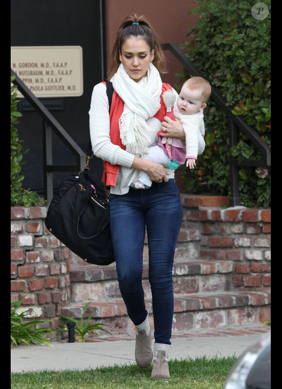 Jessica Alba porte dans les bras sa fille Haven, à Los Angeles le 16 mars 2012.