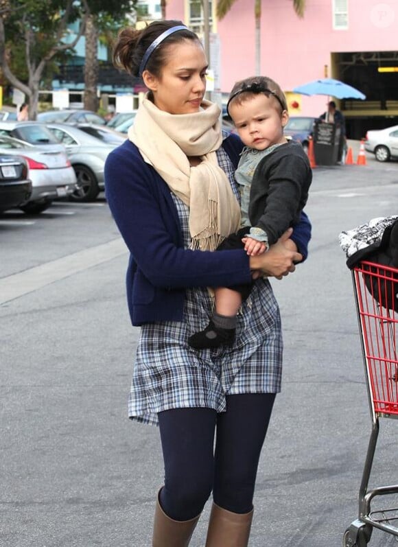 Jessica Alba avec sa fille aînée Honor, alors âgée de 9 mois, à Los Angeles le 14 mars 2009.