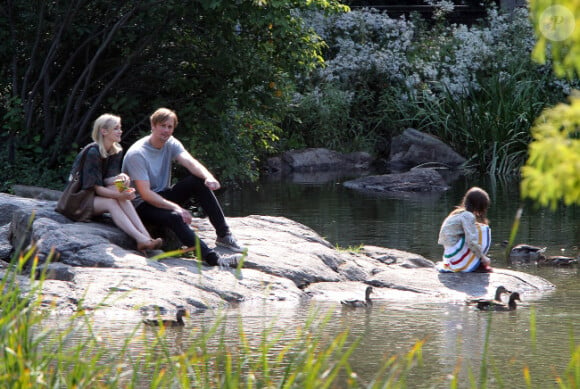 Alexander Skarsgard et Joanna Vanderham sur le tournage de What Maisie Knew, à New York en août 2011.