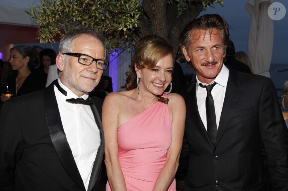 Thierry Frémaux, Caroline Scheufele-Gruosi et Sean Penn lors de la soirée des Trophées Chopard à Cannes le 17 mai 2012