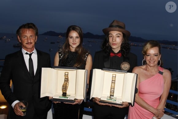 Sean Penn, Shailene Woodley, Ezra Miller et Caroline Scheufele-Gruosi lors de la soirée des Trophées Chopard à Cannes le 17 mai 2012