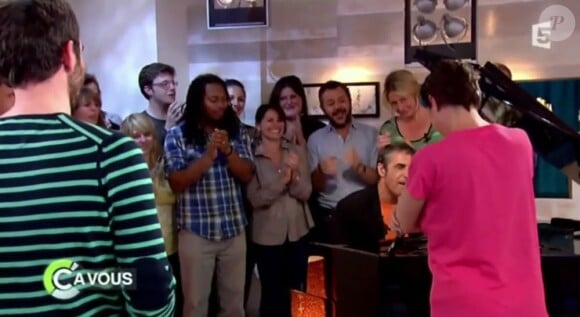 Alessandra Sublet émue quand Julien Clerc chante pour son départ en congé maternité dans C à Vous, sur France 5 , le jeudi 17 mai 2012.