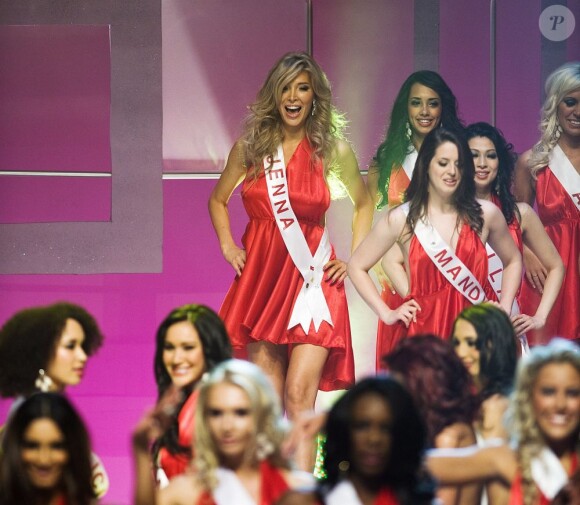Jenna Talackova défile en robe courte lors du concours Miss Univers Canada, à Toronto, le 17 mai 2012.