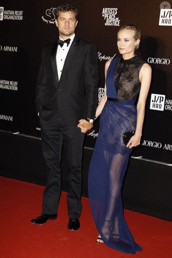Diane Kruger habillée par Jason Wu, et son conjoint Joshua Jackson assistent à la soirée Carnaval d'Haïti animée par Sean Penn. Cannes, le 18 mai 2012.
