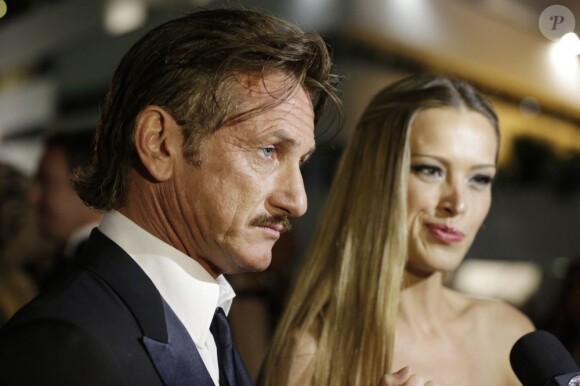 Sean Penn et Petra Nemcova sont venus représenter leurs associations respectives lors de la soirée "Carnaval d'Haïti", qui a permis de récolter plus d'un million d'euros. Cannes, le 18 mai 2012.