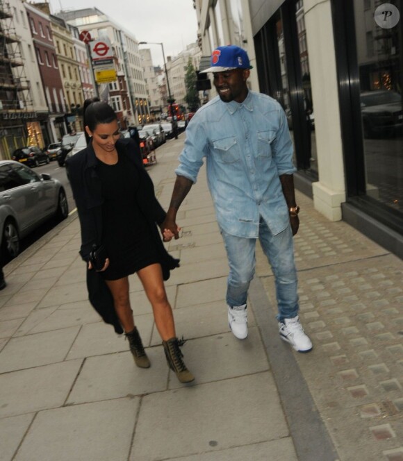 Kanye West et Kim Kardashian sortent de leur hôtel Athaneaum pour aller au restaurant Hakkasan, le 20 mai 2012 à Londres